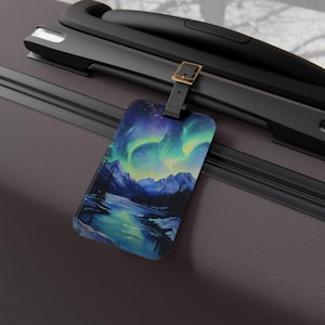 noorderlicht bagagelabel aurora borealis reislabel berghemel kofferlabel gloeiend nachtelijke hemel label dromerig aurora printlabel