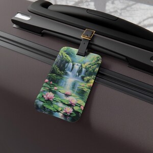 natuur waterval bagagelabel lotusbloem reislabel rustig schilderachtig kofferlabel vredige waterval lotusprint bagagelabel zen reislabel