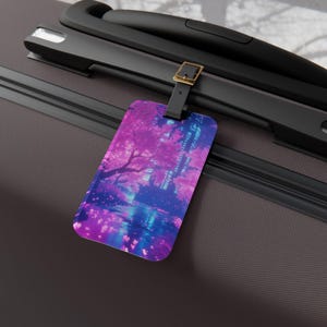 Cyberpunk kersenbloesem bagagelabel neon sakura stad reislabel roze futuristisch stadsgezicht koffer accessoire Japan esthetisch cadeau