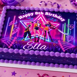 Könnte beinhalten: Ein rechteckiger Blechkuchen mit lila Zuckergussrändern, der ein essbares Bild von drei animierten Figuren in einer neonbeleuchteten Konzertkulisse zeigt. Der Text lautet Happy 8th Birthday und Ella, mit Neon-Sternen, Diamanten und Noten.