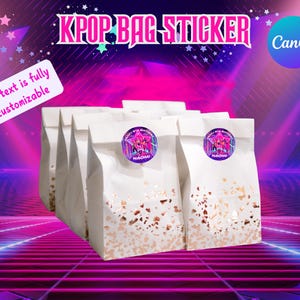 Może przedstawiać: Białe papierowe torby ze złotymi konfetti i okrągłą naklejką z grupą K-pop. Torby mają napis "KPOP BAG STICKER" i "All text is fully customizable". Naklejka ma imię "NAOMI".