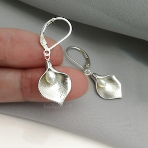Calla Lily Earrings, Flower dainty dangle silver earrings, jewelry gift for her