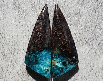 Impresionante cabujón de araña de cobre para pendientes; impresionante conjunto de belleza natural azul, par único y artesanal, ópalo verde único en su clase