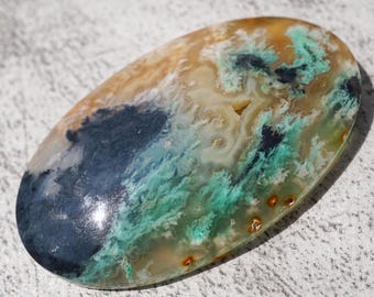 Sintiendo la energía serena de este hermoso musgo mineral indonesio sobre ágata de calcedonia, madera petrificada azul opalizada, musgo turquesa.