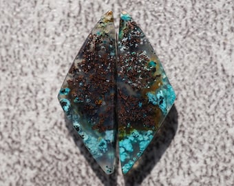 Par de calcedonias de cobre nativo con crisocola, tonalidades azul eléctrico e inclusiones de cobre en bruto creadas por la naturaleza como si fueran piezas de arte para lucir.