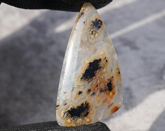 Cabujón de calcedonia con penacho de fuego de Nature's Art Finest; cabujones de diseño de calcedonia azul oscuro Beauty Inside; tamaño: 47 mm x 24 mm x 5,5 mm.