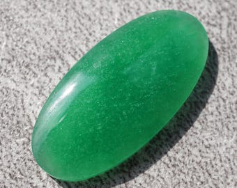 Cabujones ovalados de calcedonia verde natural Candy Surprise a la venta. Piedra preciosa verde de color raro, lista para crear hermosas joyas.