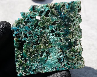 Tonos relajantes de turquesa y verde azulado se unen en esta impresionante pieza natural de crisocola. ¡El arte de la naturaleza en su máxima expresión! Gemas de la Amabilidad.