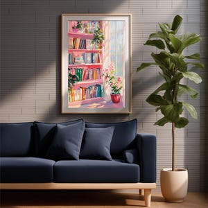 K&ouml;nnte beinhalten: Ein gerahmtes Kunstwerk zeigt ein rosa B&uuml;cherregal voller B&uuml;cher und Pflanzen, das von Sonnenlicht von einem Fenster beleuchtet wird. Unter dem Kunstwerk befindet sich ein marineblaues Sofa mit Kissen, und rechts steht eine Topfpflanze.