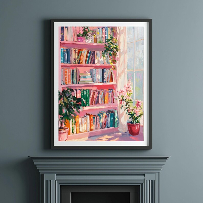 K&ouml;nnte beinhalten: Ein gerahmter Druck eines rosa B&uuml;cherregals voller B&uuml;cher. Das Kunstwerk zeigt einen sonnigen Raum mit einem Fenster und Topfpflanzen. Die Farbpalette ist weich, mit Rosa, Gr&uuml;n und Wei&szlig;. Das Kunstwerk wird &uuml;ber einem grauen Kamin ausgestellt.