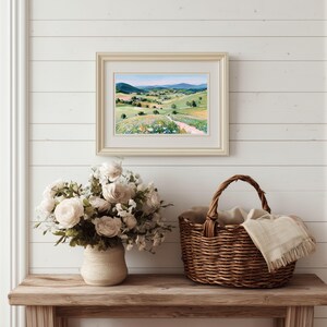 Utskrivbart landskap med vildblommande äng: Pastellfärgad landsbygdsväggkonst (digital nedladdning) bild 5