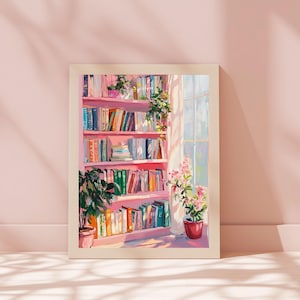 K&ouml;nnte beinhalten: Ein gerahmtes Gem&auml;lde zeigt eine gem&uuml;tliche Innenszene. Ein rosa B&uuml;cherregal ist mit bunten B&uuml;chern gef&uuml;llt, wobei Pflanzen und Blumen einen Hauch von Natur hinzuf&uuml;gen. Sonnenlicht scheint durch ein Fenster und beleuchtet den Raum, wodurch eine warme, einladende Atmosph&auml;re entsteht.