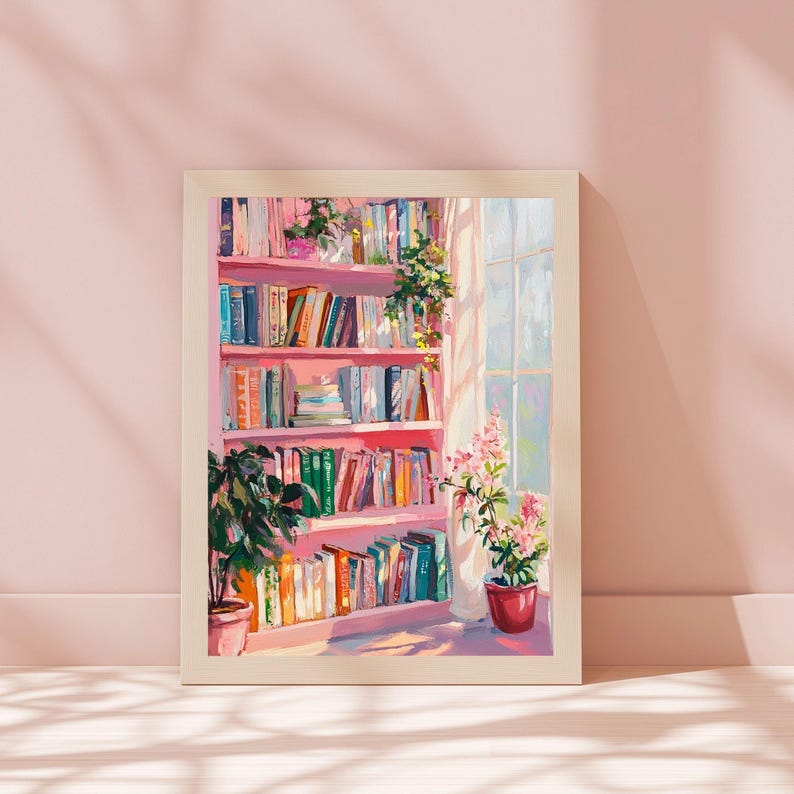 K&ouml;nnte beinhalten: Ein gerahmtes Gem&auml;lde zeigt eine gem&uuml;tliche Innenszene. Ein rosa B&uuml;cherregal ist mit bunten B&uuml;chern gef&uuml;llt, wobei Pflanzen und Blumen einen Hauch von Natur hinzuf&uuml;gen. Sonnenlicht scheint durch ein Fenster und beleuchtet den Raum, wodurch eine warme, einladende Atmosph&auml;re entsteht.