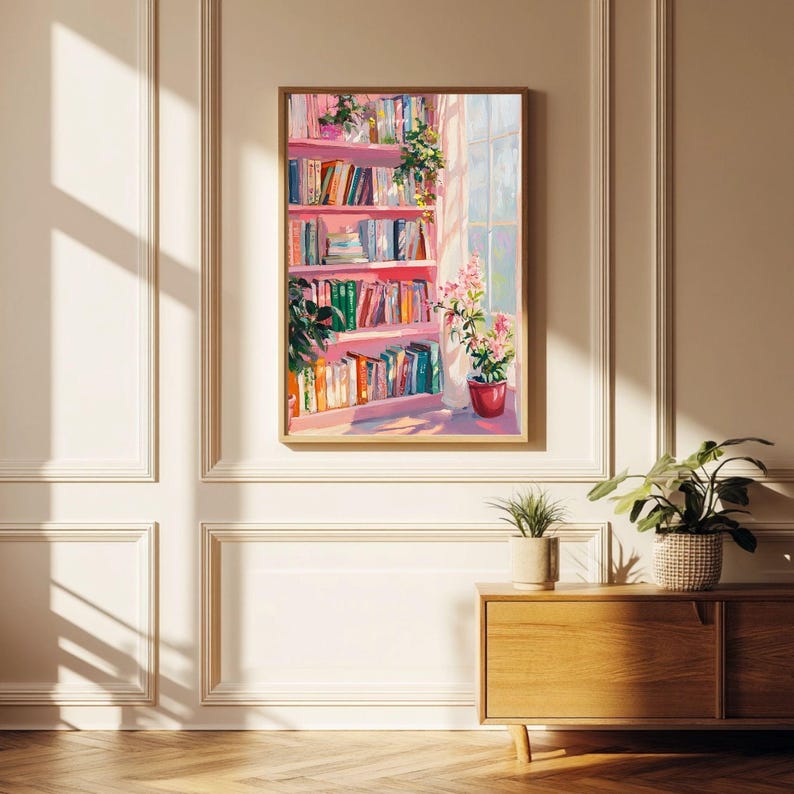 K&ouml;nnte beinhalten: Ein gerahmtes Gem&auml;lde zeigt eine gem&uuml;tliche Innenszene. Ein rosa B&uuml;cherregal ist mit bunten B&uuml;chern gef&uuml;llt, Pflanzen und Blumen sorgen f&uuml;r einen Hauch von Natur. Das Kunstwerk ist vor einem Fenster mit Sonnenschein platziert.
