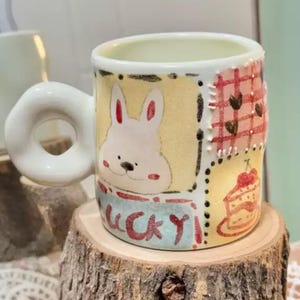 Unieke handgemaakte keramische mok met handgeschilderd konijn, keramische koffiekop, aardewerk matcha-kop, theekop, fairycore-aardewerk