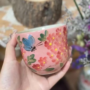 Tazza da caffè in ceramica fatta a mano con ortensia e farfalla dipinte a mano, tazza da tè in ceramica, tazza da tè in ceramica, stoviglie in ceramica, tazza di Natale