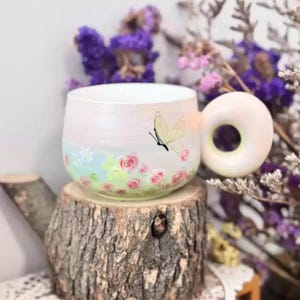 Tazza in ceramica unica fatta a mano con rose e farfalle dipinte a mano, tazza da caffè in ceramica, tazza da matcha in ceramica, tazza da tè, tazza da caffè in ceramica