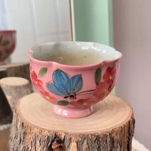 Tazza in ceramica dipinta a mano con ortensia e farfalla / Tazza da tè in ceramica floreale / Tazza in ceramica fatta a mano con bordo a petalo, stoviglie da tè