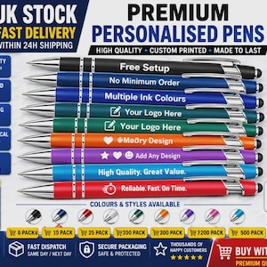 Puede incluir: Una colección de ocho bolígrafos retráctiles en negro, azul, azul oscuro, verde azulado, verde, naranja, morado, azul claro y rojo. Cada bolígrafo tiene un clip plateado, punta plateada y texto impreso en blanco que incluye Free Setup.