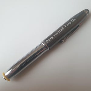 Gepersonaliseerde lasergegraveerde 3-in-1 metaalgrijze led-balpen met stylus | Promotionele producten met je tekst/logo bedrukt