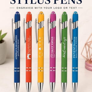 Puede incluir: Seis bolígrafos stylus retráctiles en azul, naranja, amarillo, morado, verde y azul claro. Cada bolígrafo tiene un clip plateado, una punta plateada y grabados de texto en blanco que incluyen Admiral's Quarters, Naughty Kid, Claver, Daily Knead, Thegreenlogic y Patient Source.