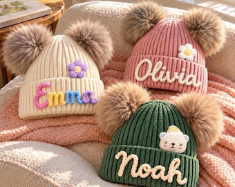 Bonnet d'hiver tricoté personnalisé pour enfants et adultes, bonnet à double pompon personnalisé avec nom, bonnet brodé, cadeau de Noël pour la famille