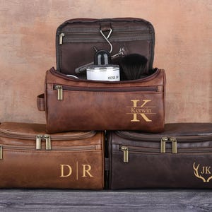 Custom Groomsmen Gifts for Him, Personalized Men&#39;s Leather Toiletry Bag, Anniversary Gift, Gift for Men, Travel Dopp Kit, Leather Accessory