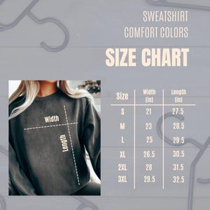 K&ouml;nnte beinhalten: Ein dunkelgraues Sweatshirt mit dem Text "SWEATSHIRT COMFORT COLORS" &uuml;ber einer Gr&ouml;&szlig;entabelle. Die Tabelle listet die Gr&ouml;&szlig;en S bis 3XL mit Breiten- und L&auml;ngenma&szlig;en in Zoll. Eine Person tr&auml;gt das Sweatshirt.