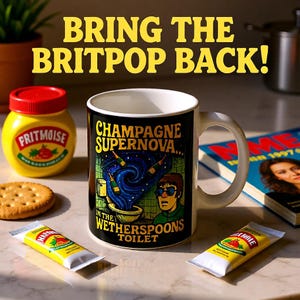 Puede incluir: Una taza de cerámica blanca con un diseño gráfico negro que dice "CHAMPAGNE SUPERNOVA... IN THE WETHERSPOONS TOILET". La imagen también incluye un tarro de Fritmoise, un tubo de Haribo y una revista.