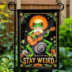 Stay Weird Retro Garden Flag, Double-Sided Funny Frog Yard Banner, Vintage Outdoor Decor, Weatherproof Lawn Flag, Durable Frog Garden Sign