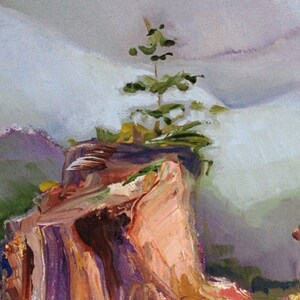 Pu&ograve; includere: Un dipinto di una scogliera rocciosa con un piccolo albero verde che cresce in cima. La scogliera &egrave; dipinta in tonalit&agrave; di marrone, viola e arancione. Lo sfondo &egrave; un blu e un bianco nebbioso.