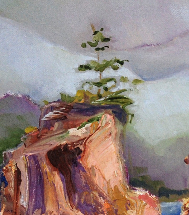 Pu&ograve; includere: Un dipinto di una scogliera rocciosa con un piccolo albero verde che cresce in cima. La scogliera &egrave; dipinta in tonalit&agrave; di marrone, viola e arancione. Lo sfondo &egrave; un blu e un bianco nebbioso.