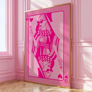 Poster Regina di Cuori Rosa - Stampa artistica moderna femminile, decorazione murale estetica rosa, arte di carte da gioco alla moda, regalo di San Valentino per lei