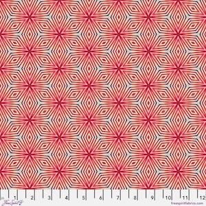 Puede incluir: Un patrón de tela con un diseño geométrico repetitivo de líneas rojas, rosas y crema que forman formas de estrellas y diamantes. Una regla blanca con marcas negras es visible en la parte inferior, mostrando una escala de 12 pulgadas.