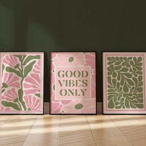 Conjunto de póster digital / solo buenas vibraciones en verde y rosa, arte de pared moderno con flores, diseño interior orgánico y colorido