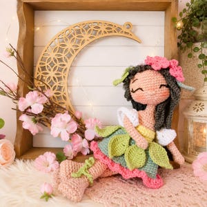 Schema per realizzare una bambola all'uncinetto "Elfa della foresta": guida Amigurumi in PDF