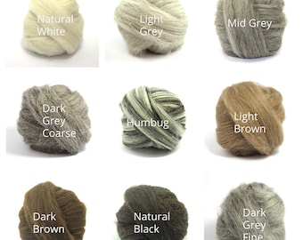 Puede incluir: Nueve bolas de lana en varios tonos de gris, marrón y blanco. La lana está etiquetada con los nombres de los colores: Blanco natural, Gris claro, Gris medio, Gris oscuro grueso, Humbug, Marrón claro, Marrón oscuro, Negro natural y Gris oscuro fino.