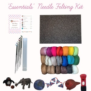 Puede incluir: Un kit de fieltro con aguja titulado 'Essentials' que incluye una variedad de vellón de lana de colores, agujas de fieltro, una estera de fieltro e instrucciones. El kit también incluye varias figuras de animales de fieltro terminadas, incluyendo un pingüino, un elefante y un pájaro.