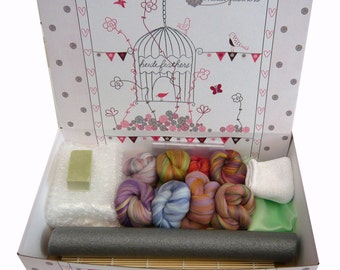 Kit de feutrage humide en boîte Heidifeathers - 'Merino & Bamboo Blend' Laine, tapis roulant en bambou, savon, papier bulle, gabarit