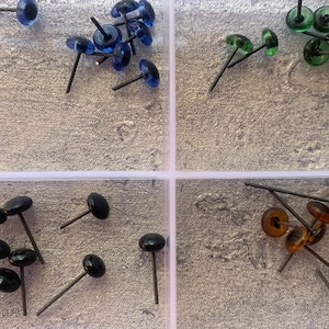 Heidifeathers ガラスの目 - 16 個のミックスサイズペア - アンバー、ブラック、グリーン、ブルーの目 - 3 mm、4 mm、6 mm、8 mm、10 mm、12 mm。ニードルフェルト動物