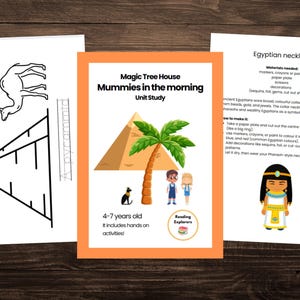 Puede incluir: Una hoja de actividades imprimible para niños con una pirámide, un camello y una regla. La hoja se titula "Magic Tree House Mummies in the Morning Unit Study" e incluye el texto "4-7 años, ¡Incluye actividades prácticas!"