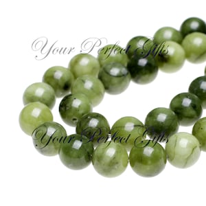 Könnte beinhalten: Eine Kette aus runden, grünen Jadeperlen. Die Perlen sind glatt und poliert, mit einer leichten Farbabweichung.