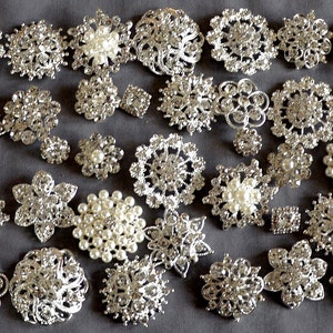 50 olika broscher med strassknappar, utsmyckning, pärlkristallknappar, bröllopsbroschbukett, inbjudningskort, tårtdekoration BT549
