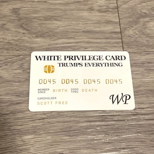 Puede incluir: Una tarjeta blanca con texto negro "WHITE PRIVILEGE CARD TRUMPS EVERYTHING". La tarjeta presenta un logotipo dorado, números dorados y el texto "MEMBER SINCE BIRTH GOOD THRU DEATH". El titular de la tarjeta es "SCOTT FREE", con "WP" en la esquina.