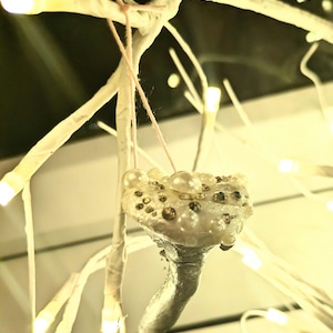 Handgemaakte kerstversiering van kleipaddestoelen