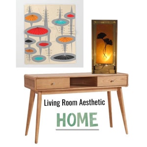 K&ouml;nnte beinhalten: Ein Wohnzimmer im Mid-Century-Modern-Stil mit einem Holztisch, einer dekorativen Lampe mit Blumensilhouette und einem Wandbehang mit Retro-Formen. Der Text "Living Room Aesthetic HOME" wird angezeigt.