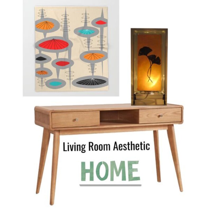 K&ouml;nnte beinhalten: Ein Wohnzimmer im Mid-Century-Modern-Stil mit einem Holztisch, einer dekorativen Lampe mit Blumensilhouette und einem Wandbehang mit Retro-Formen. Der Text "Living Room Aesthetic HOME" wird angezeigt.