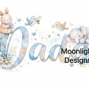 Könnte beinhalten: Aquarell-Design mit dem Wort "Dada" in blau-goldener Schrift, mit einem Hasen, der ein Herz hält, einem Teddybären, Vögeln und einem schlafenden Elefanten. Der Text "Moonlight Designs" ist ebenfalls enthalten.
