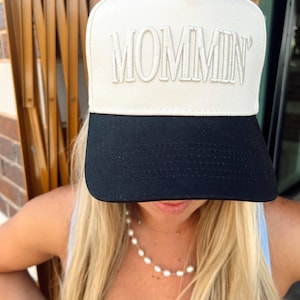 Mommin&#39; - Black Vintage Trucker Hat: Black