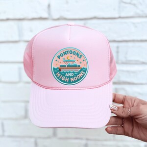 Pontoons and High Noons Trucker Hat – Lake Hair, Don’t Care Vibes – Funny Summer Snapback – Boat Day Essential – Bachelorette Party Hat afbeelding 2